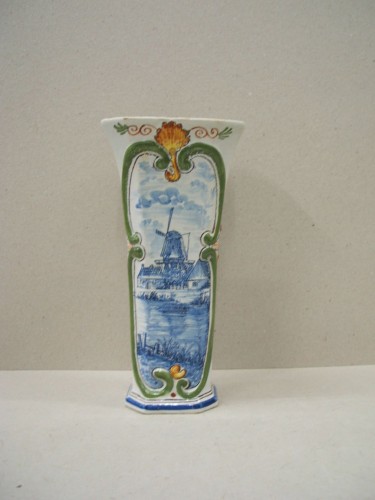 Pot met landschapsdecor met een molen