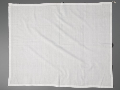 Vierkante doek van wit linnen met monogram E en A