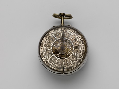 Groot zilveren horloge met zilveren wijzerplaat waarop datumaanwijzing en in een boog: "Wijngaarden"