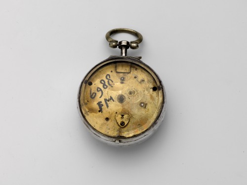 Zilveren horloge met losse buitenkast waarop een mythologische voorstelling