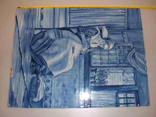 Plaat, rechthoekig, staand, blauw met interieur met vrouw, die deken omzoomt