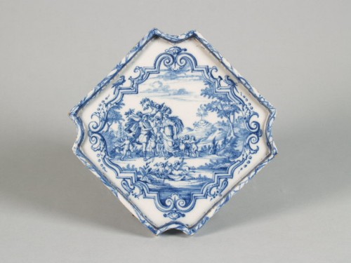 Plaat met een blauwwit mythologisch decor van figuren in een landschap