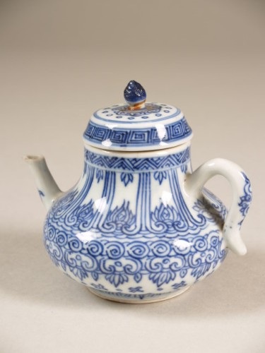 Miniatuurtheepot met lineair decor van spiralen en vegetale ornamenten