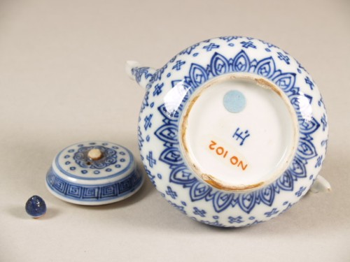 Miniatuurtheepot met lineair decor van spiralen en vegetale ornamenten