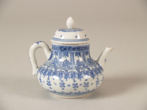 Theepot met deksel en versierd met gestileerde florale motieven