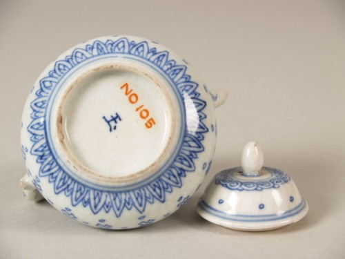 Theepot met deksel en versierd met gestileerde florale motieven