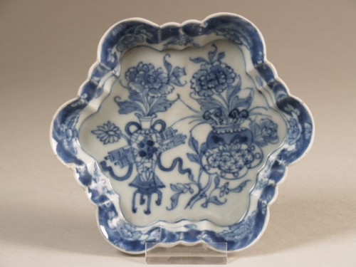 Pattipan met golvende rand met decor van bloemen
