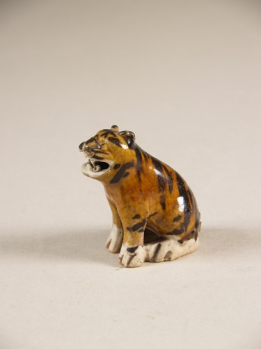 Tijger met geopende muil, zittend