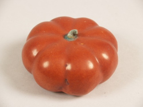 Plastiek, ijzerrood geglazuuurd, in vorm van pompoen