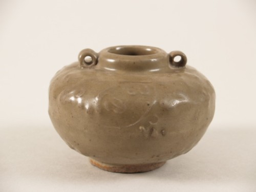 Pot met 2 oren en met decor van ranken, celadon