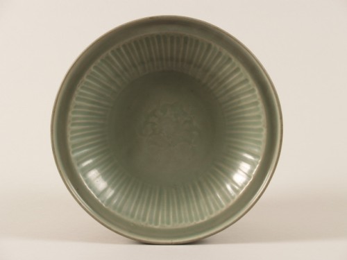 Schotel met floraal en radiaal decor, celadon