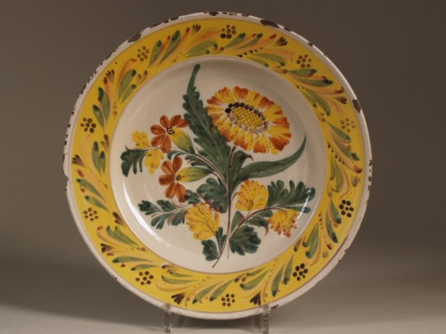 Schotel met polychroom decor van van bloemtak