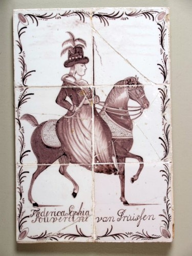 Tegeltableau met een paars decor van Frederica Sophia Souverijne te paard
