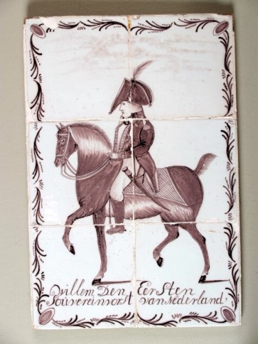 Tegeltableau met een paars decor van koning Willem de Eerste te paard
