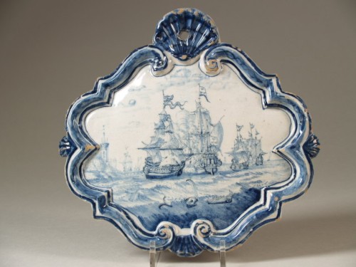 Plaat met blauwwit decor van zeeslag