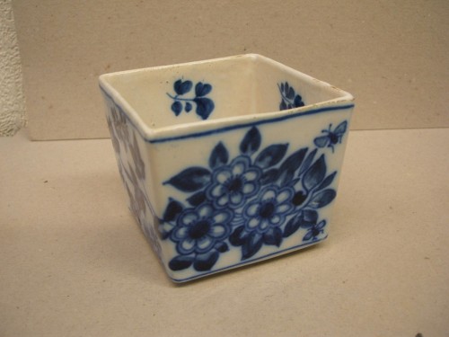 Vierkant bakje met floraal decor