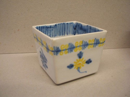 Vierkant bakje met floraal decor