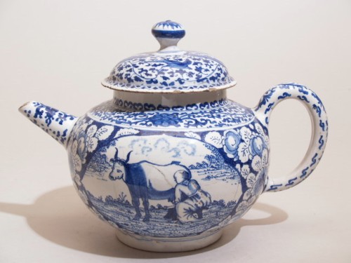Theepot met blauwwit decor van landschap en interieur