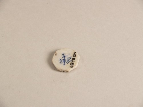 Miniatuurtegel, achthoekig, met decor van Chinese karakters in reliëf