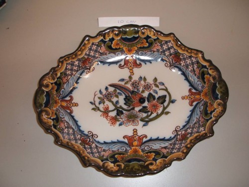 Ovale schaal met floraal-ornamentaal decor met vogel