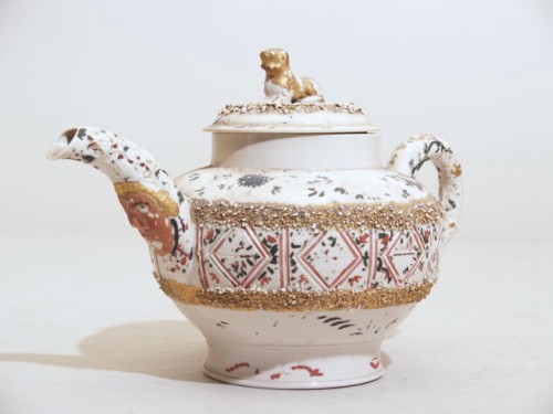 Theepot met polychroom gesleten decor