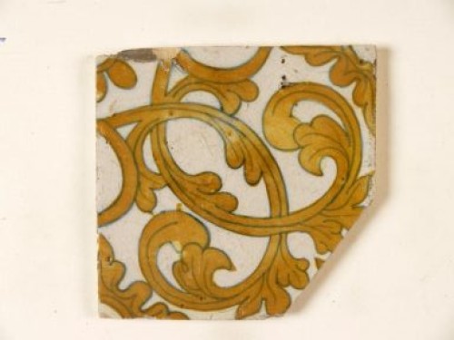Tegel met een diagonaal ornamentdecor in goudluster: goudleer