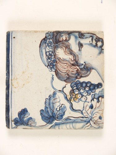 Tegeltableau, incompleet, met een allegorische voorstelling in blauwwit met paarse accentuering