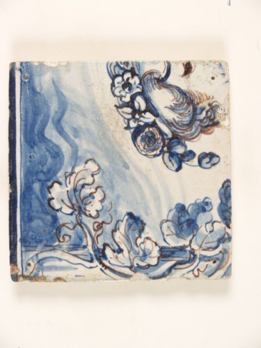 Tegeltableau, incompleet, met een allegorische voorstelling in blauwwit met paarse accentuering