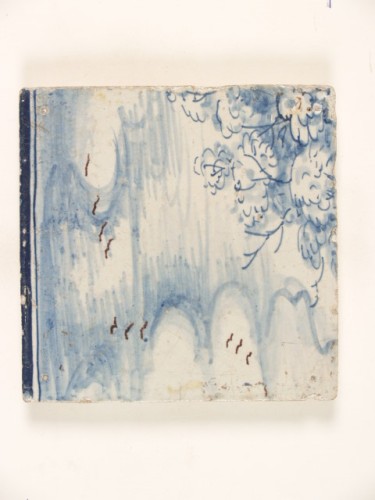 Tegeltableau, incompleet, met een allegorische voorstelling in blauwwit met paarse accentuering