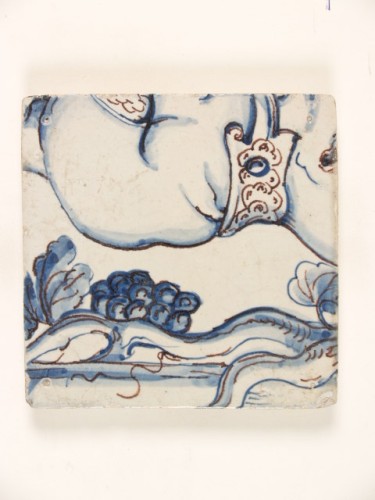Tegeltableau, incompleet, met een allegorische voorstelling in blauwwit met paarse accentuering