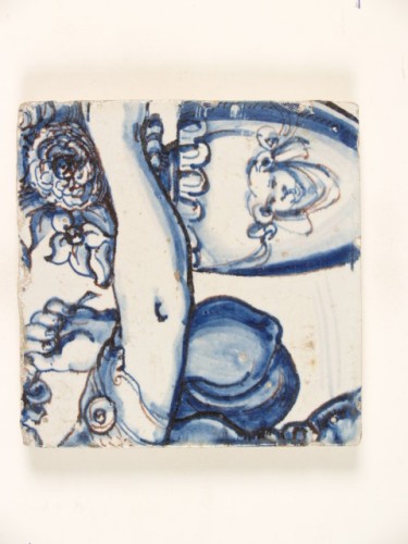 Tegeltableau, incompleet, met een allegorische voorstelling in blauwwit met paarse accentuering