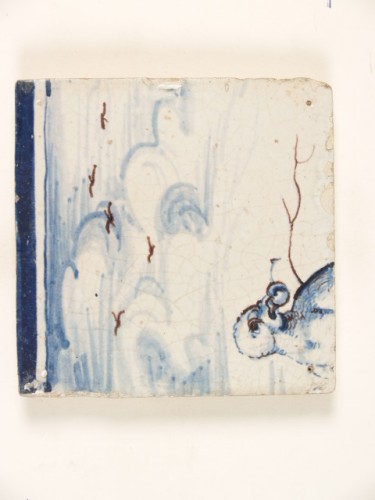 Tegeltableau, incompleet, met een allegorische voorstelling in blauwwit met paarse accentuering