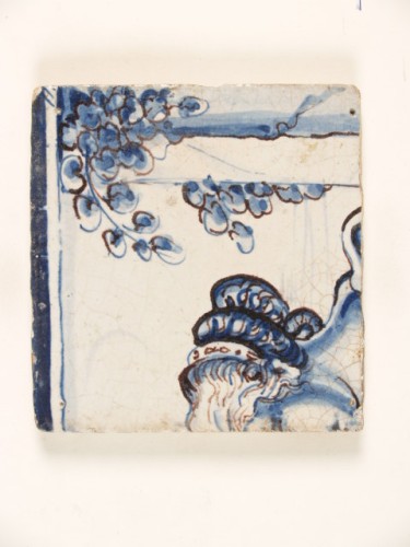 Tegeltableau, incompleet, met een allegorische voorstelling in blauwwit met paarse accentuering