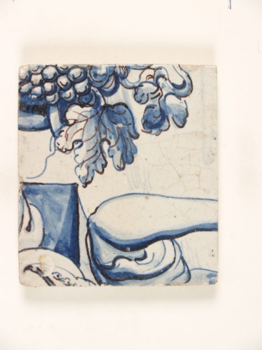 Tegeltableau, incompleet, met een allegorische voorstelling in blauwwit met paarse accentuering