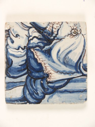Tegeltableau, incompleet, met een allegorische voorstelling in blauwwit met paarse accentuering