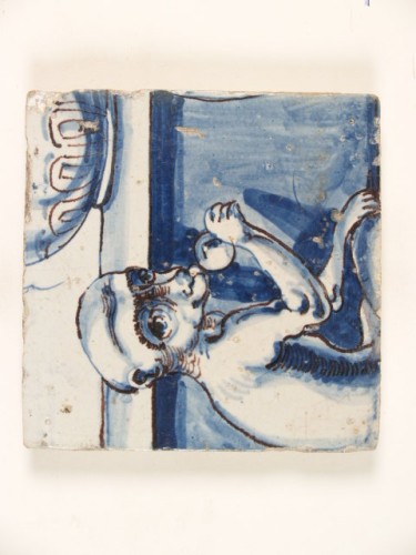 Tegeltableau, incompleet, met een allegorische voorstelling in blauwwit met paarse accentuering