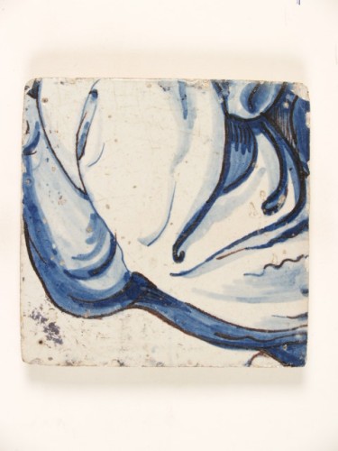 Tegeltableau, incompleet, met een allegorische voorstelling in blauwwit met paarse accentuering