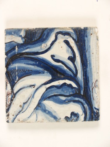 Tegeltableau, incompleet, met een allegorische voorstelling in blauwwit met paarse accentuering