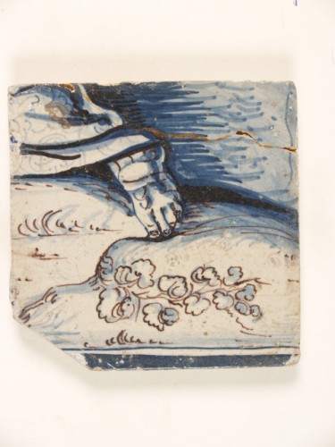 Tegeltableau, incompleet, met een allegorische voorstelling in blauwwit met paarse accentuering