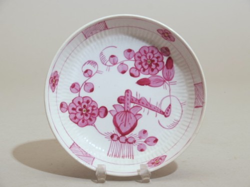 Schotel met bloemendecor in bietenrood en goud