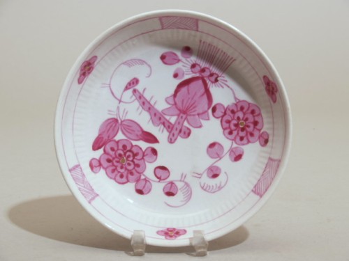 Schotel met bloemendecor in bietenrood en goud