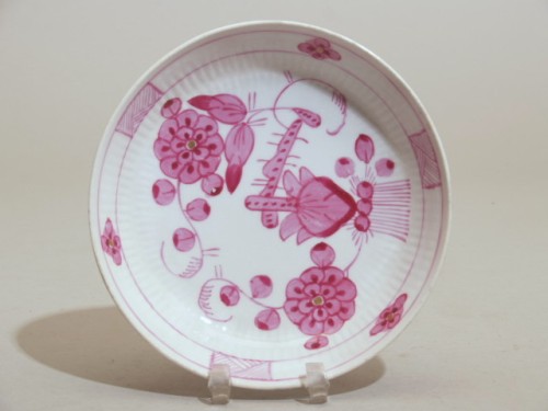 Schotel met bloemendecor in bietenrood en goud