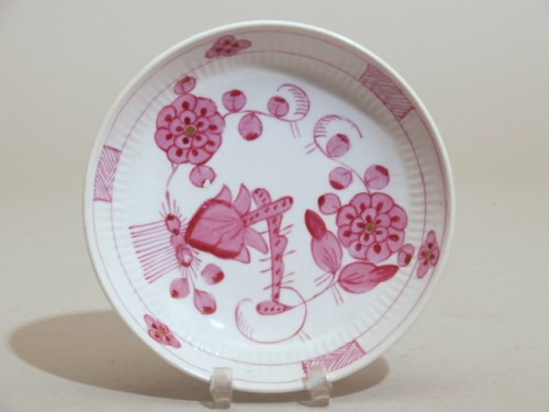 Schotel met bloemendecor in bietenrood en goud