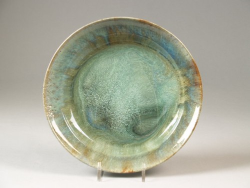 Bord overdekt met celadongroen en beige/blauw glazuur
