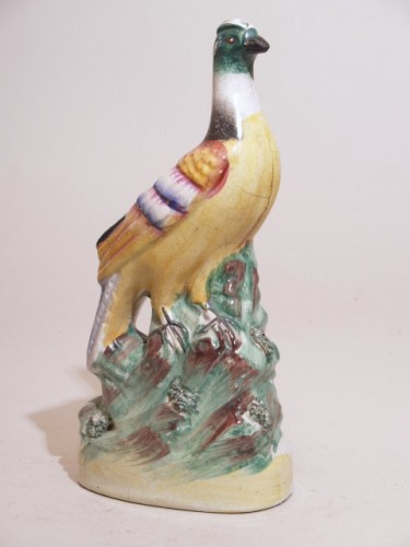 Plastiek van vogel op rots