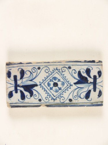 Randtegel met een blauwwit ornamentdecor