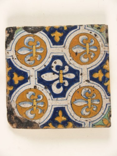 Tegel met een polychroom ornamentdecor: Franse lelies