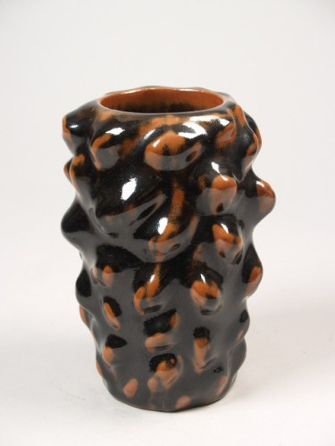 Vaas met reliëfdecor van uitsteeksels, bedekt met ijzerrood en gespoten zwart glazuur