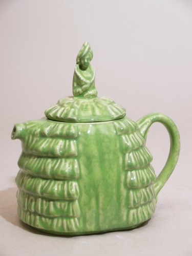 Theepot in vorm van vrouw in hoepelrok