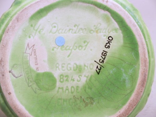 Theepot in vorm van vrouw in hoepelrok